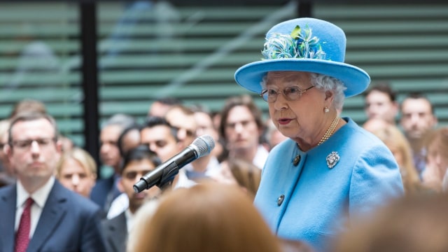 Ratu Elizabeth II sedang menyampaikan suatu pidato. (Foto: UK Home Office via Wikimedia Commons)