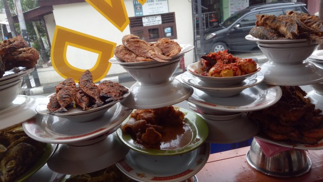 Masakan Padang selama .ini identik dengan makanan halal . Foto: Rivi Satrianegara/kumparan