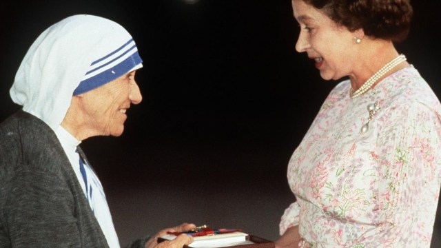 Ratu Elizabeth II bertemu Ibu Teresa dari Kalkuta (Foto: Public Domain Images)
