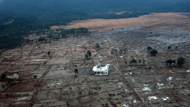 Masjid Baiturrahim Ulee Lheue satu-satunya bangunan yang tersisa dari tsunami  (Foto: Jacob J. Kirk/U.S. Navy via Wikimedia Commons)