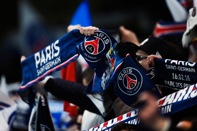 Para pendukung Paris Saint-Germain membentangkan syal klub kesayangan mereka. (Foto: Mike Hewitt/Getty Images)