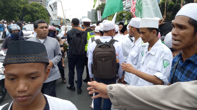 Laskar FPI di lokasi sidang ketiga Ahok (Foto: Viry Alifiyadi/kumparan)