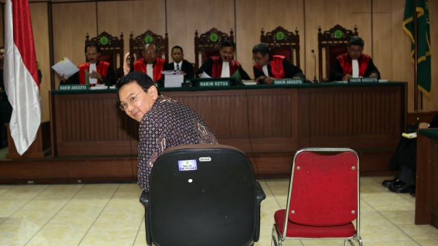 Ahok tersenyum menghadap pengunjung sidang ketiga. (Foto: Pool)