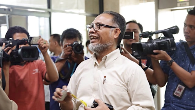 Bambang Widjojanto berbicara kepada wartawan. (Foto: Fanny Kusumawardhani/kumparan)