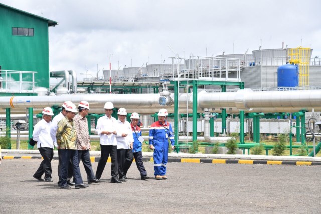 Jokowi dan Ignasius Jonan meninjau kondisi PLTP (Foto: Sekretariat Presiden)