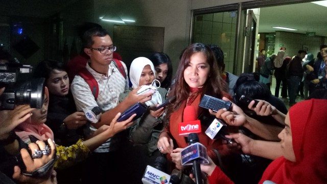 Erlinda Iswanto KPAI mengunjungi korban selamat. (Foto: Aprilandika Pratama/kumparan)