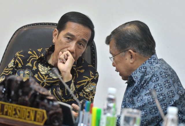 Presiden Jokowi berdiskusi dengan Jusuf Kalla (Foto: Yudhi Mahatma/antara)