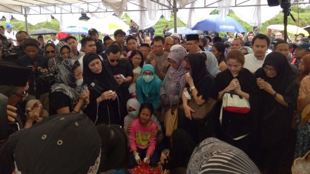 Zanette dan keluarga korban saat pemakaman. (Foto: Akbar Ramadhan/kumparan)