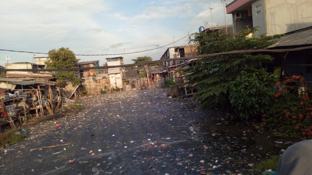 Kondisi sungai di Kampung Rawa Badak, Jakarta. (Foto: Ochi Amanaturrosyidah/kumparan)