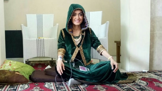 Artis Julia Perez usai pengajian. (Foto: Okta Susanto/kumparan)