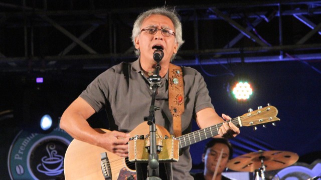 Iwan Fals tampil dalam konser di Tulungagung. (Foto: Antara/Destyan Sujarwoko)
