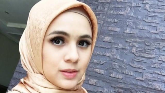 Nycta Gina menggunakan hijab. (Foto: Dok. Instagram @missnyctagina)