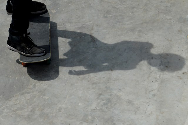 Bayangan pemain skateboard. Foto: Aditia Noviansyah/kumparan