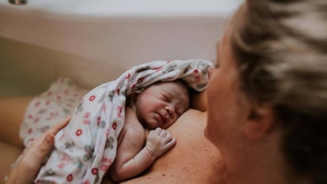 Bayi terlelap di pelukan ibu (Foto: Dok. Krista Evans)