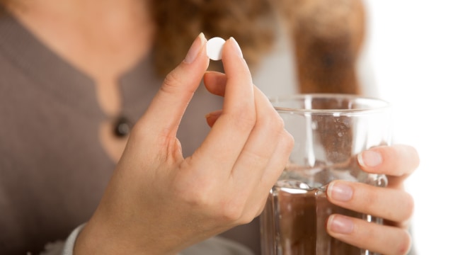 Minum ibuprofen untuk kurangi mabuk (Foto: ThinkStock)