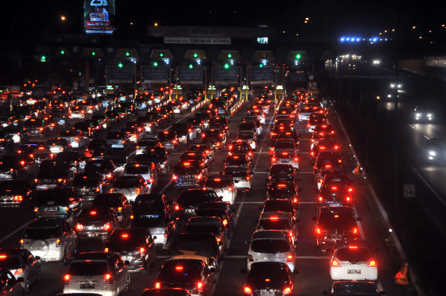 Ilustrasi kemacetan di Tol (Foto: Yulius Satria Wijaya/Antara)