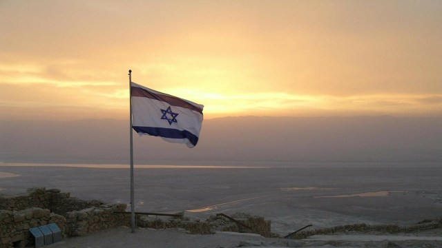 Tampak bendera Israel di atas sebuah bukit. (Foto: Pixabay)