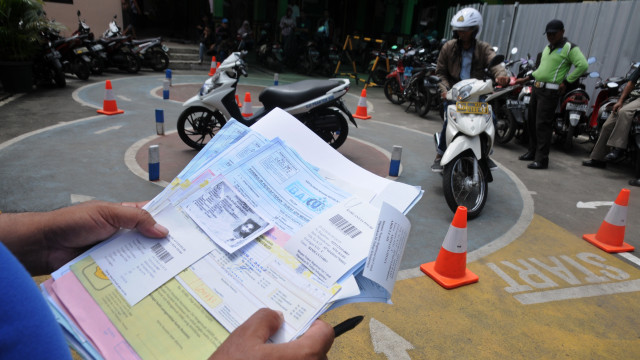 Peserta ujian praktek pembuatan SIM. (Foto: ANTARA/Indriarto Eko Suwarso)