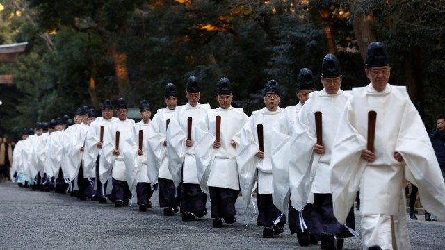 Pendeta Shinto Jepang tampak berjalan ke kuil (Foto: REUTERS/Kim Kyung-Hoon)