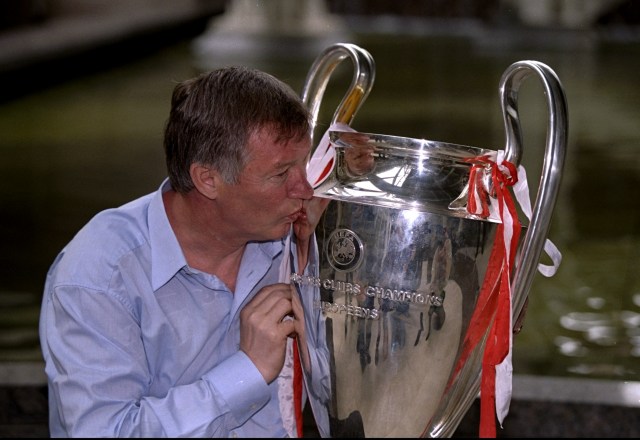 Ferguson bersama trofi Liga Champions 1999. (Foto: Getty Images)