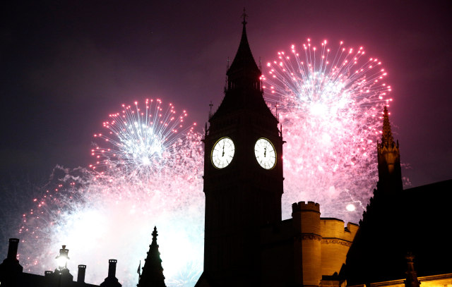 Kembang api di Menara jam Big Ben, London. Foto: Neil Hall/REUTERS