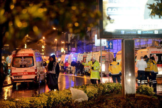 Ambulans mengevakuasi korban serangan di Istanbul (Foto: Ismail Coskun/Ihlas News Agency/REUTERS)