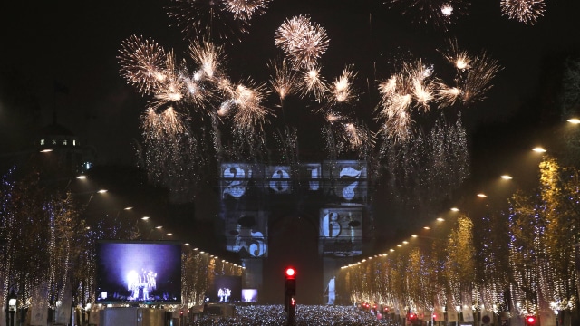 Perayaan malam tahun baru di Paris (Foto: ASSOCIATED PRESSAP)