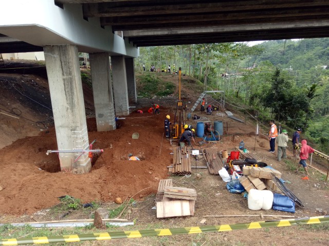 Pengerjaan perbaikan Jembatan Cisomang. (Foto: Akbar Ramadhan/kumparan)