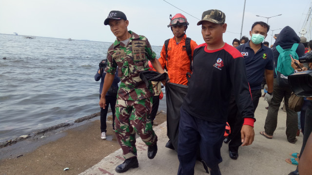 Kantong mayat korban diangkut satu per satu. (Foto: Amanaturrosyidah/kumparan)