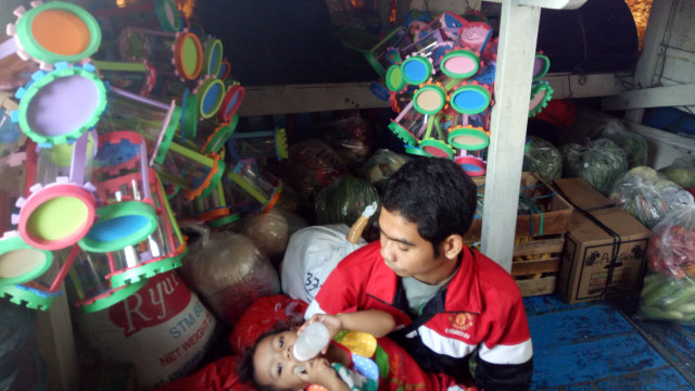 Tampak penumpang KM Zahro bersama anaknya. (Foto: Ainul Qalbi/kumparan)