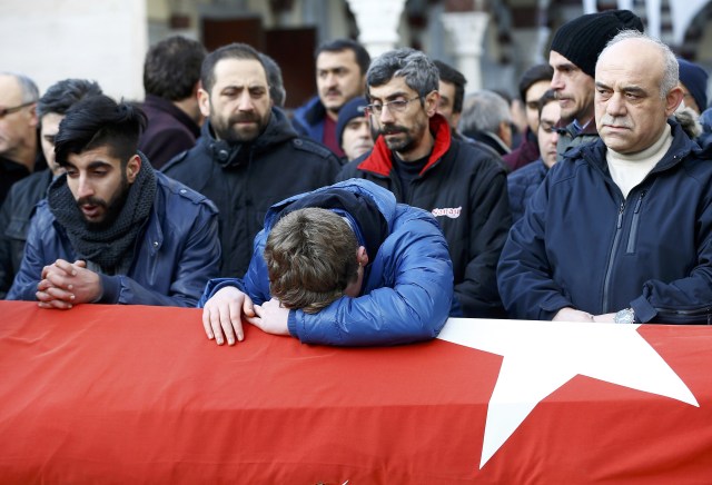 Kesedihan iringi pemakaman korban teror Istanbul (Foto: REUTERS/Osman Orsal)