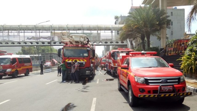 Petugas damkar telah datang di lokasi kebakan (Foto: Aria Pradana/kumparan)