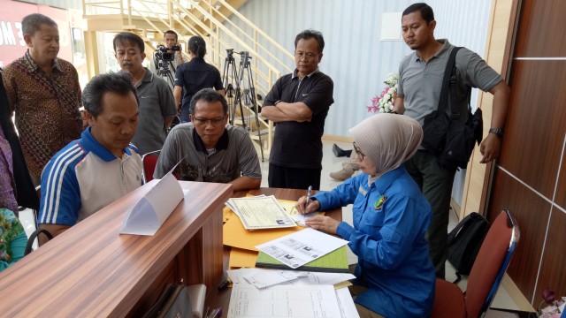 Yulianti dan Maryadi serahkan berkas Nurdin. (Foto: Viry Alifiyadi/kumparan)