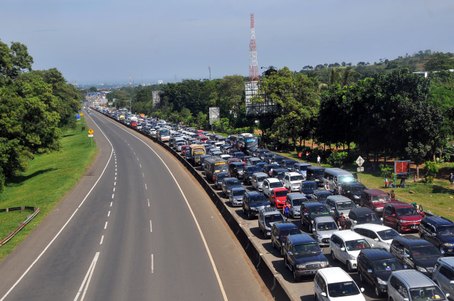 Kemacetan menuju Puncak 2 Januari 2017 (Foto: Yulius Satria Wijaya/Antara)