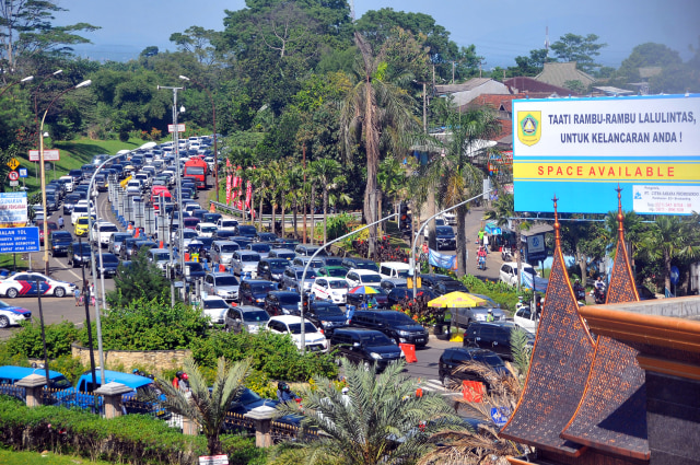 Kemacetan menuju Puncak 2 Januari 2017 (Foto: Yulius Satria Wijaya/Antara)