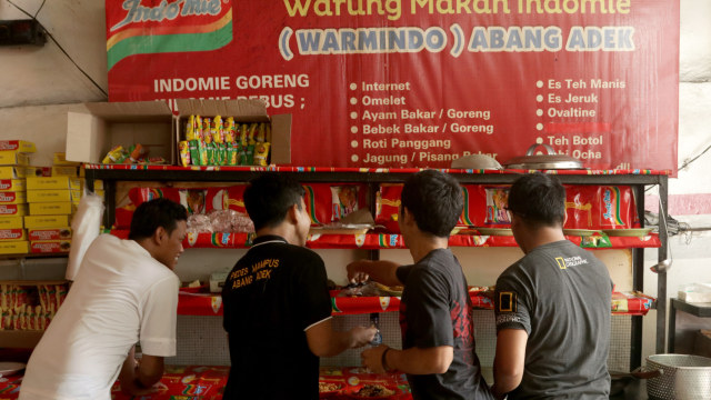 Para pegawai warung Abang Adek. (Foto: Fanny Kusumawardhani/kumparan)