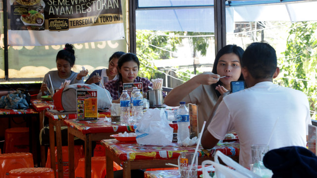 Konsumen menikmati hidangan warung Abang Adek. (Foto: Fanny Kusumawardhani/kumparan)