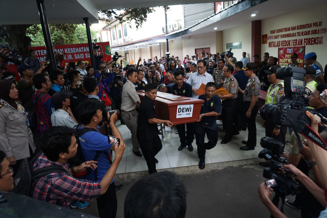 Jenazah korban diangkut di RS. Polri. (Foto: Aditia Noviansyah/kumparan)