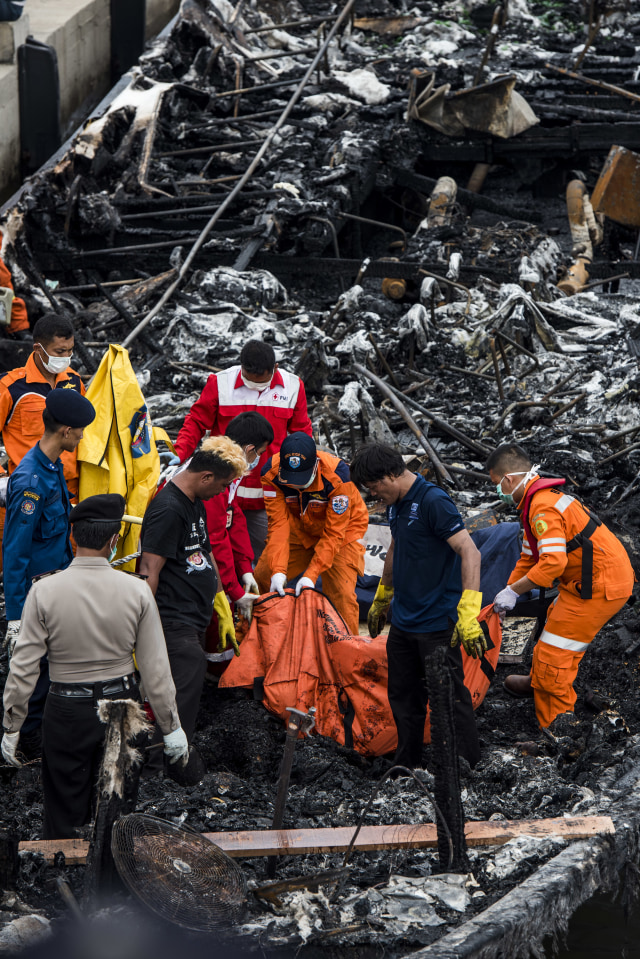 Petugas mengumpulkan korban Zahro Express (Foto: M Agung Radjasa/Antara)