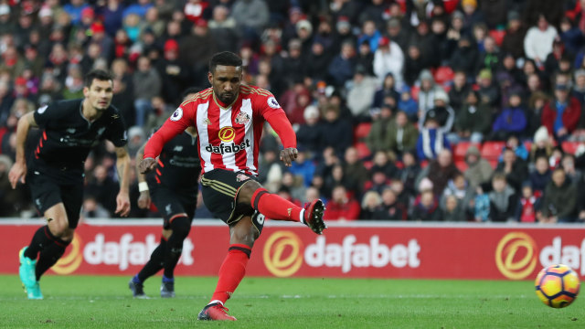 Defoe mencetak gol ke gawang Liverpool. (Foto: Getty Images)