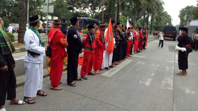 Jawara Betawi bersiap untuk kawal sidang Ahok (Foto: Viry Alifiyadi/kumparan)