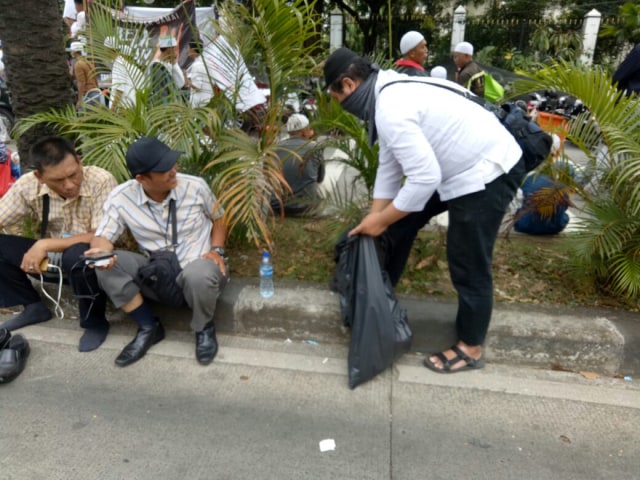 Massa anti Ahok mengumpulkan sampah (Foto: Viry Alifiyadi/kumparan)