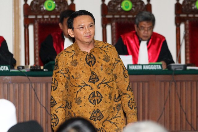 Ahok berkemeja batik di persidangan. (Foto: Pool)