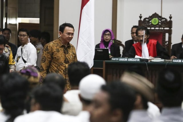 Ahok menuju ke tengah ruang sidang. (Foto: Pool)