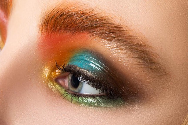 Eyeshadow dengan berbagai warna terang. (Foto: Thinkstock)