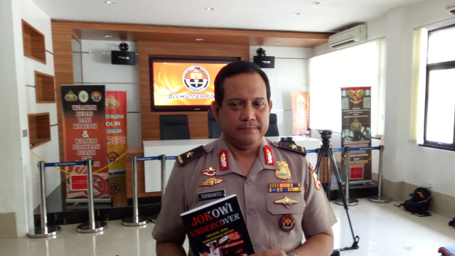 Rikwanto berfoto dengan buku Jokowi Undercover (Foto: Ochi Amanaturrosyidah/kumparan)