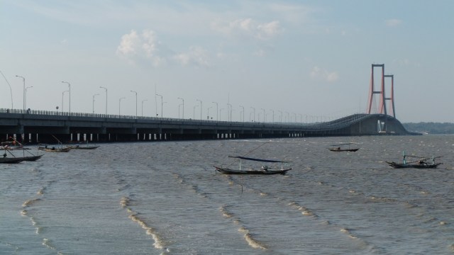 Jembatan Suramadu sisi Surabaya. (Foto: Wikimediacommons/Sakurai Midori)