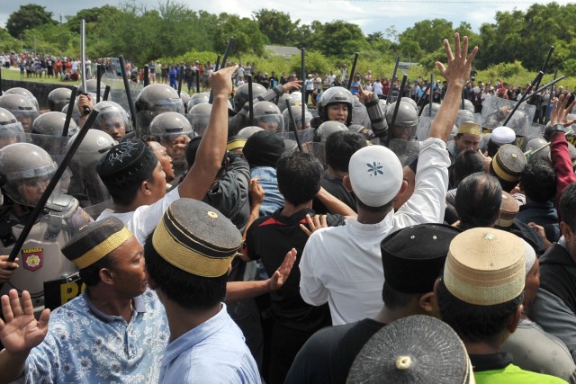 Polisi bentrok dengan warga saat eksekusi lahan. Foto: Nyoman Budhiana/Antara