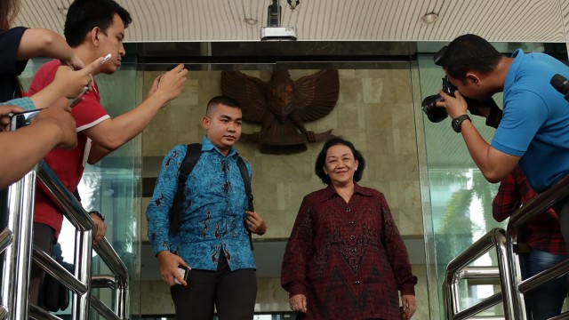 Diah Anggraeni keluar dari gedung KPK (Foto: Fanny Kusumawardhani/kumparan)