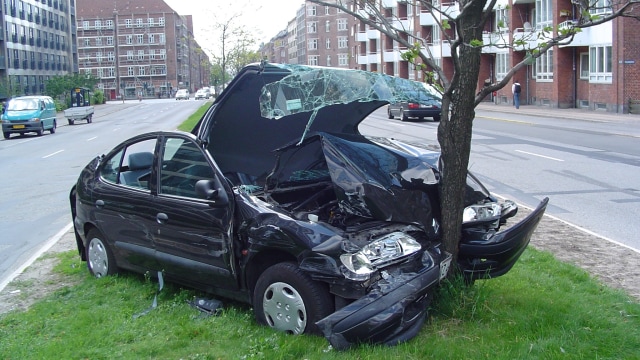 Sebuah mobil mengalami kecelakaan lalu lintas. (Foto: Wikimedia Commons)
